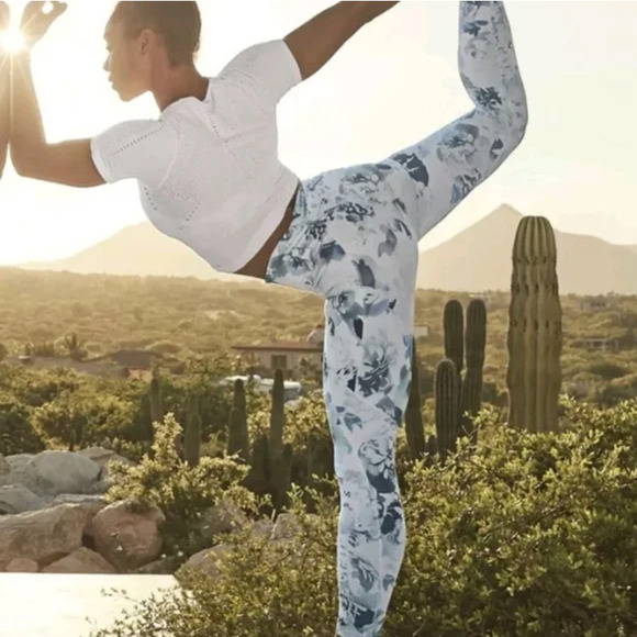 Athleta Stash Pocket Salutation Peony Floral Leggings Small - Picture 3 of 12